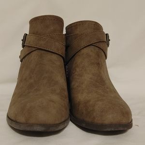 Indigo rd. Brown boot, size 6m.